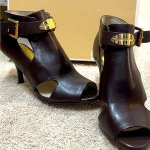 Brand new, original box Included. Brown leather with gold plates